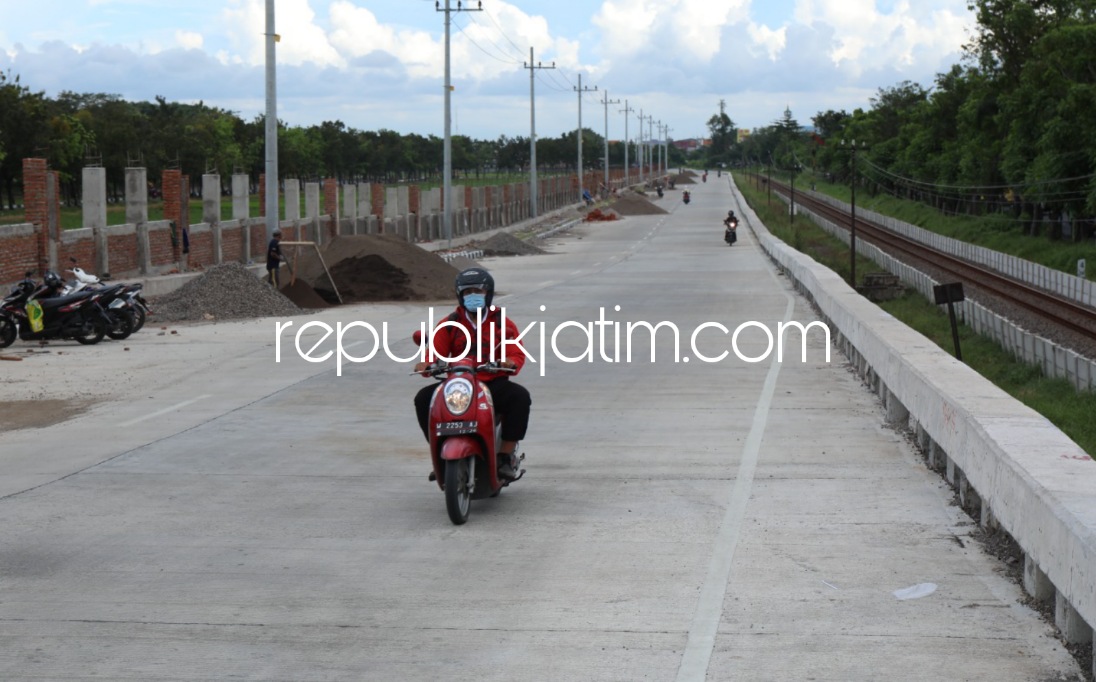 RAMPUNG - Bupati Sidoarjo Ahmad Muhdlor Ali menargetkan tahun ini proyek Frontage Road (FR) mulai Bundaran hingga Aloha akan tembus sampai ke jalur Lingkar Timur, Maspion II dengan ruas pembangunannya tinggal 3,1 kilometer, Rabu (18/05/2022). 