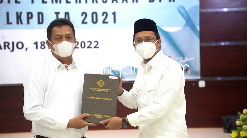 BERTAHAN - Penandatanganan berita acara serah terima dan penyerahan LHP LKPD 2021 Kabupaten Sidoarjo diserahkan Kepala BPK Jatim Joko Agus Setyono kepada Bupati Sidoarjo Ahmad Muhdlor di Kantor Perwakilan BPK RI Jatim Juanda Sidoarjo, Rabu (18/05/2022).