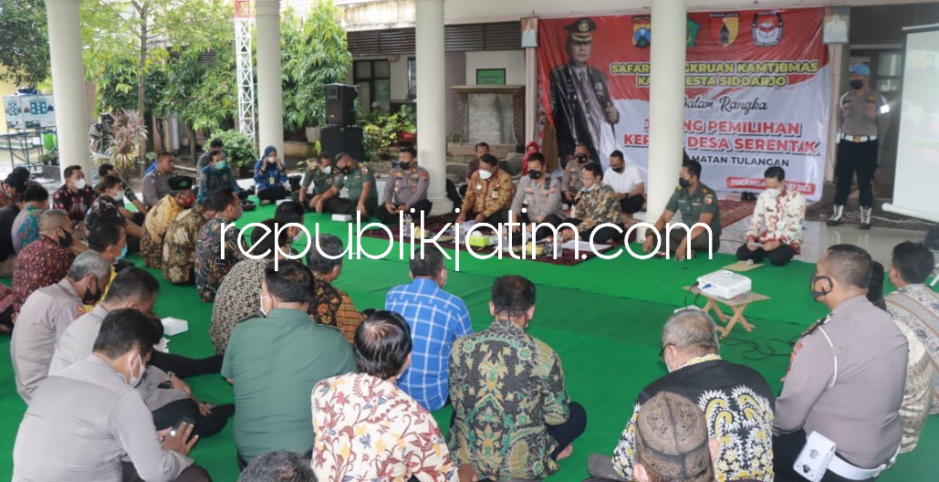 CANGKRUK - Kapolresta Sidoarjo Kombes Pol Kusumo Wahyu Bintoro bersama Camat Tulangan Didik Widoyoko mengikuti acara Cangkrukan Kamtibmas, menjelang Pilkades serentak 84 desa di Pendopo Kecamatan Tulangan, Sidoarjo, Kamis (19/05/2022).