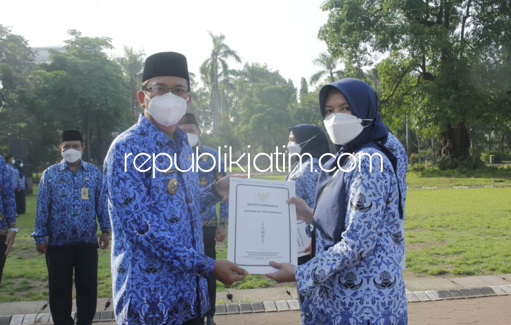 SERAHKAN - SK Kenaikan Pangkat 468 ASN diserahkan Bupati Sidoarjo Ahmad Muhdlor Ali saat Apel PNS di Alun-alun Sidoarjo, Kamis (19/05/2022).