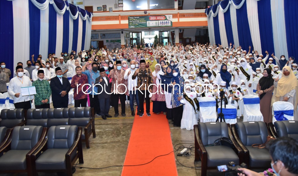 SUPPORT - Wakil Bupati (Wabup) Sidoarjo, Subandi memberi support kepada 327 wisudawan dan wisudawati Al Qur'an Yayasan Pendidikan Al Muslim Jawa Timur saat prosesi wisuda di sekolah yang ada di JL Raya Wadungasri, Kecamatan Waru, Sabtu (21/05/2022).