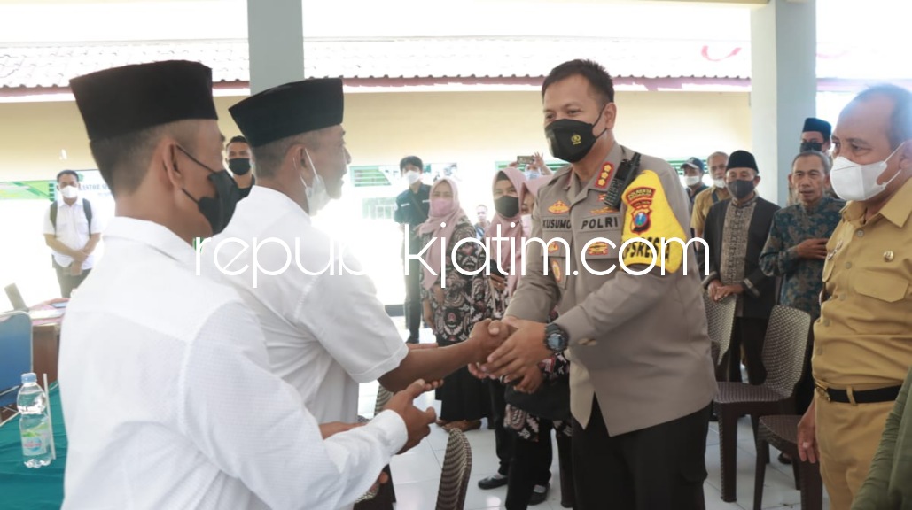 KOMITMEN AMAN - Kapolresta Sidoarjo, Kombes Pol Kusumo Wahyu Bintoro bersama Camat Sukodono Ali Sarbini saat Cangkrukan Kamtibmas Pilkades Suruh dan Wilayut, Senin (23/05/2022). 
