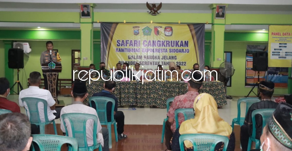 CANGKRUKAN - Kapolresta Sidoarjo Kombes Pol Kusumo Wahyu Bintoro saat Cangkrukan Kamtibmas jelang Pilkades di Balai Desa Ketajen, Kecamatan Gedangan, Sidoarjo, Senin (23/05/2022) malam. 