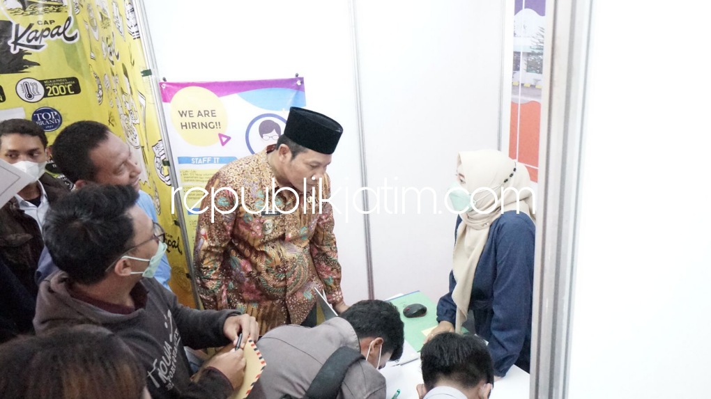 TINJAU - Wakil Bupati (Wabup) Sidoarjo Subandi meninjau stand perusahaan di acara Job Fair 2022 didampingi Sekretaris Dinas Tenaga Kerja (Disnaker) Sidoarjo, Happy Setianingtyas di Alun-Alun Sidoarjo, Selasa (24/05/2022).
