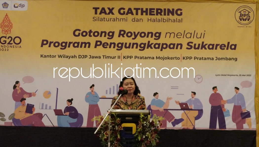 PAPARAN - Sementara Kepala Kanwil DJP Jatim II, Agustin Vita Avantin memberi paparan saat sosialisasi Program Pengungkapan Sukarela (PPS) di Lynn Hotel Mojokerto, JL Empunala Nomor 87 Kota Mojokerto, Rabu (25/05/2022).