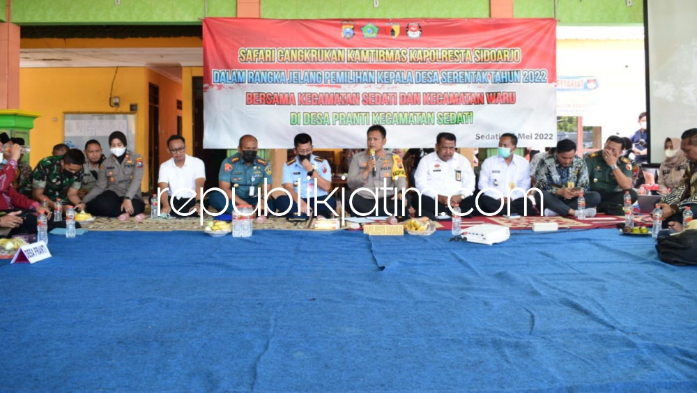 CANGKRUKAN - Kapolresta Sidoarjo Kombes Pol Kusumo Wahyu Bintoro saat Cangkrukan Kamtibmas di Balai Desa Pranti, Kecamatan Sedati memastikan menerjunkan 1.154 personel untuk pengamanan Pilkades Serentak di 84 desa di Sidoarjo, Rabu (25/05/2022). 