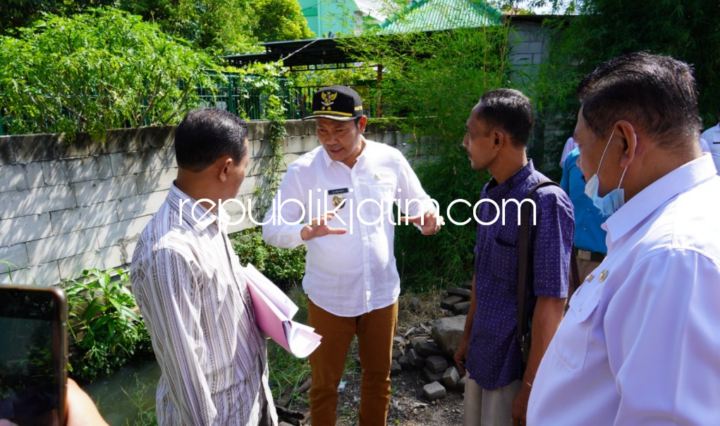 MEDIASI - Wabup Sidoarjo, Subandi memediasi pemilik lahan Rudi dan pengembang perumahan atas sengketa lahan seluas 50 meter persegi di Desa Bligo, Kecamatan Candi, Sidoarjo, Rabu (25/05/2022).
