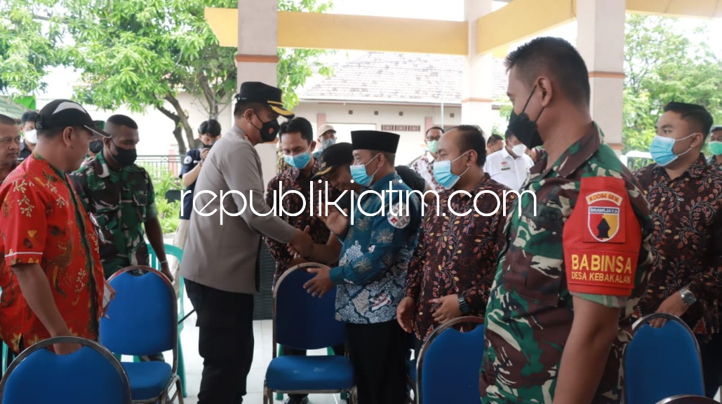 CANGKRUK - Kapolresta Sidoarjo Kombes Pol Kusumo Wahyu Bintoro bersama Kepala Dinas Pemberdayaan Masyarakat dan Desa Pemkab Sidoarjo serta Forkopimka Porong menggelar Cangkrukan Kamtibmas di Balai Desa Pamotan, Kecamatan Porong, Jumat (27/05/2022).