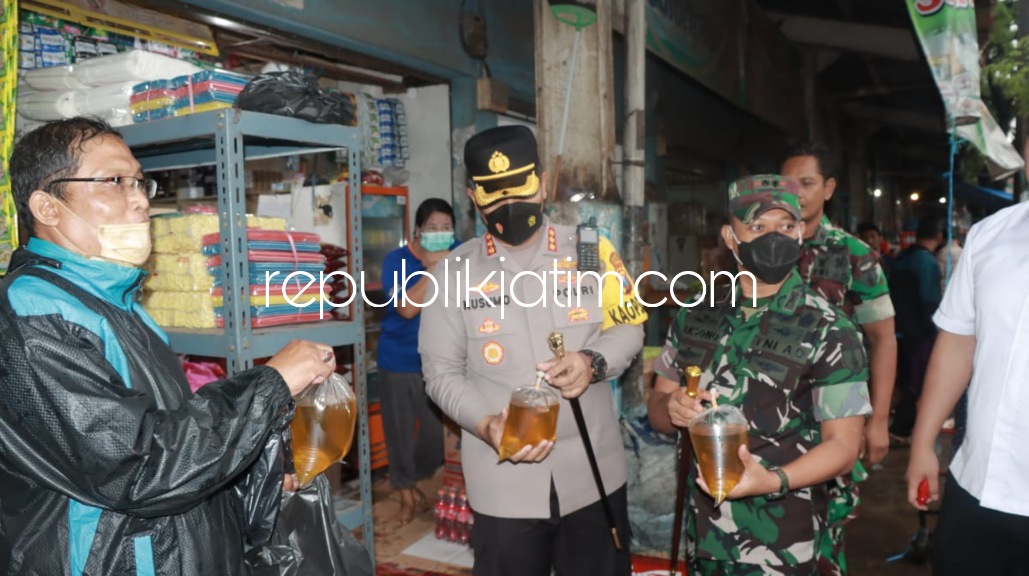 LEBIH MAHAL - Kapolresta Sidoarjo Kombes Pol Kusumo Wahyu Bintoro dan Dandim 0816 Sidoarjo Letkol Inf Masarum Djati Laksono mengecek sejumlah pasar dan agen mengecek stabilitas HET minyak goreng curah sesuai ketentuan pemerintah, Jumat (27/05/2022).