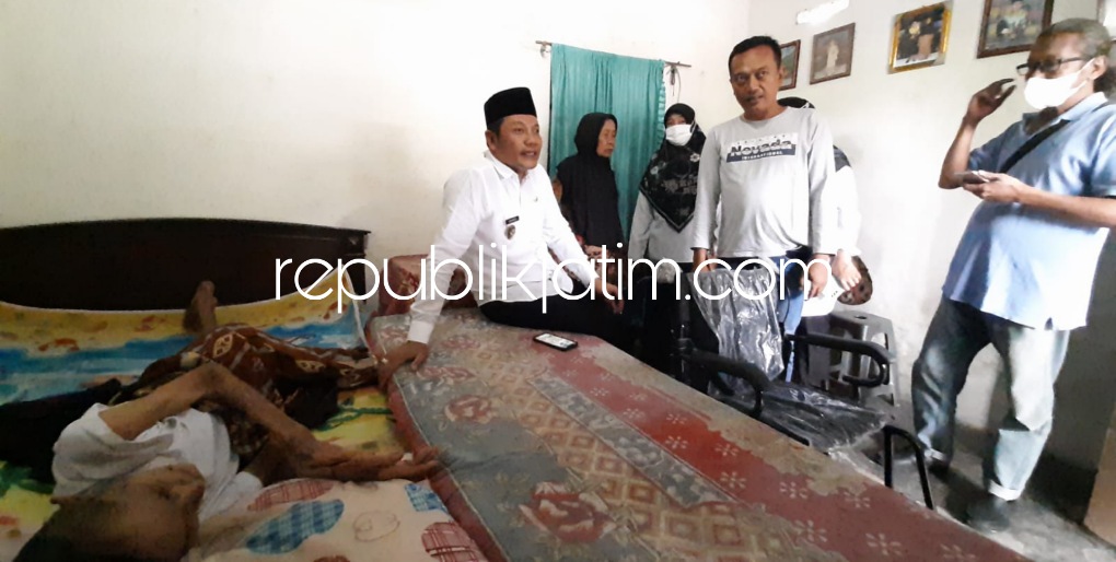 LUMPUH - Wabup Sidoarjo, Subandi mengunjungi Mbah Damun warga Desa Kedungkembar, Kecamatan Prambon untuk menyerahkan bantuan kursi roda kepada kakek usia 75 tahun yang sudah lumpuh itu, Jumat (27/05/2022).
