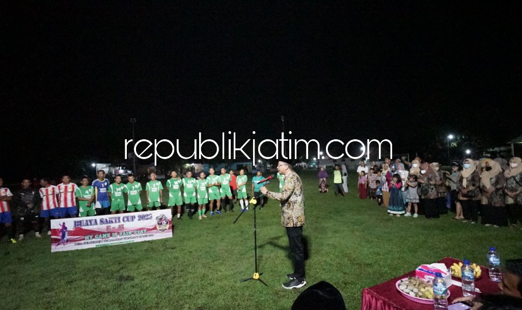 BUKA - Bupati Sidoarjo Ahmad Muhdlor Ali (Gus Muhdlor) membuka Liga Kampung sekaligus meresmikan Lapangan Sepakbola Desa Sumberejo, Kecamatan Wonoayu, Sidoarjo, Minggu (29/05/2022) malam. 
