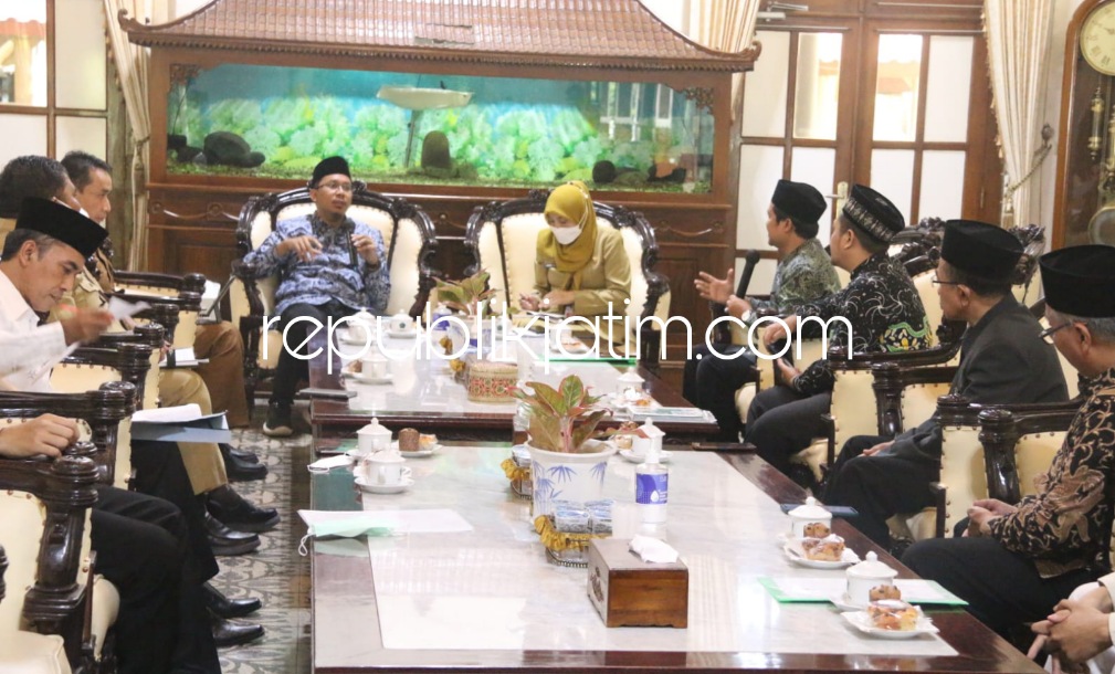 TEMU - Pengurus One Pesantren One Product (OPOP) Jatim dan Dinas Koperasi dan UKM Provinsi Jatim menemui Bupati Sidoarjo, Ahmad Muhdlor Ali untuk membahas perkembangan program OPOP bagi Ponpes di Sidoarjo di Pendopo Delta Wibawa, Senin (30/05/2022).