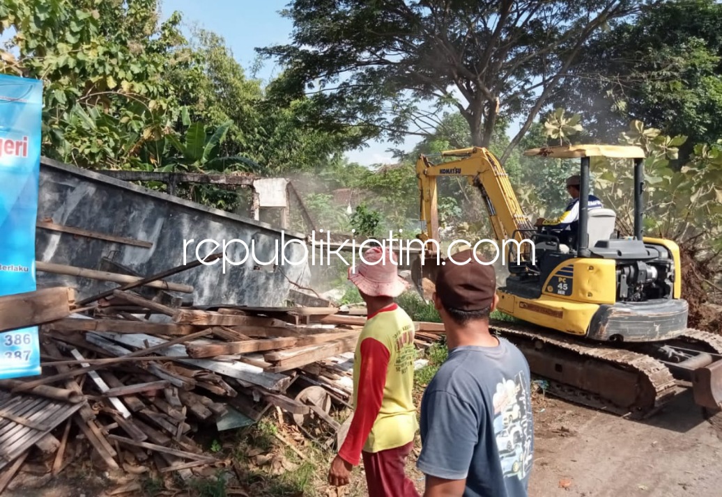 TERTIBKAN - Dunas PU SDA Provinsi Jatim dibantu Pokmas Supiturang dan masyarakat Desa Kutuwetan menertibkan bangunan liar di sempadan Saluran Sekunder Wilangan 2 di Desa Kutuwetan, Kecamatan Jetis, Ponorogo, Senin (30/05/2022).
