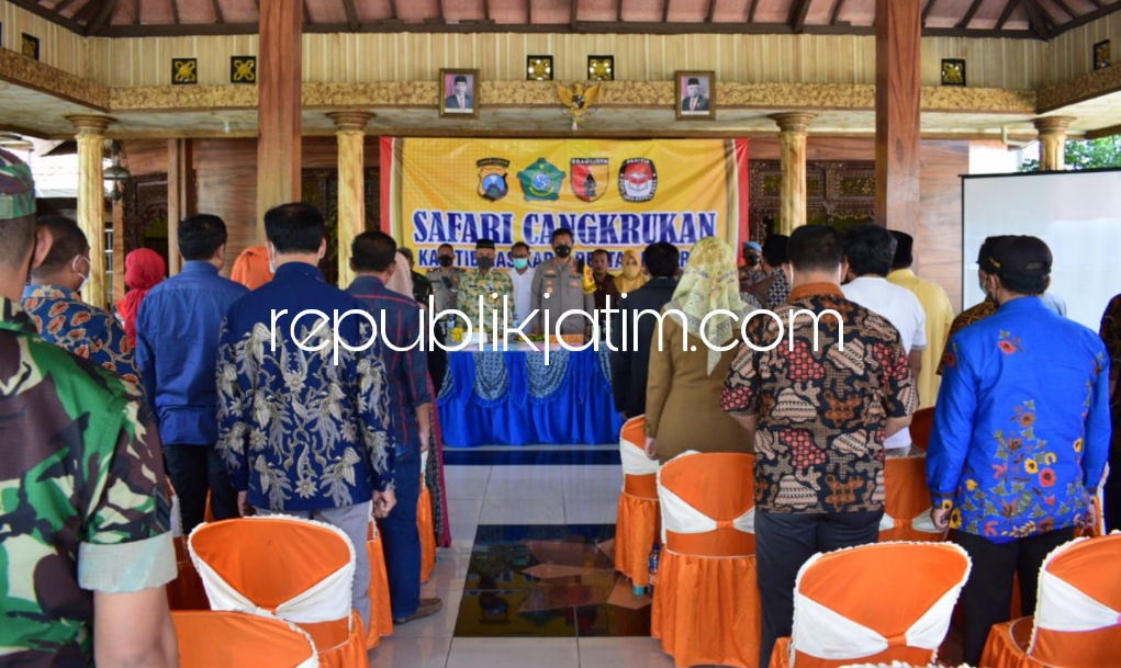 CANGKRUKAN - Kapolresta Sidoarjo Kombes Pol Kusumo Wahyu Bintoro menjamin Pilkades Serentak di 84 desa di Sidoarjo bakal aman saat Cangkrukan Kamtibmas Pilkades di Desa Kemuning, Kecamatan Tarik, Sidoarjo, Selasa (31/05/2022).