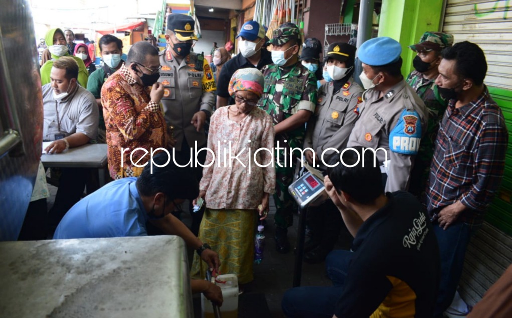 OPERASI - Satgas pangan Sidoarjo menggelar operasi pasar minyak goreng (Migor) curah di Pasar Betro, Kecamatan Sedati, Sidoarjo dengan mendatangkan satu truk tangki berisi minyak goreng curah 6.000 kilogram, Selasa (31/05/2022) sore. 