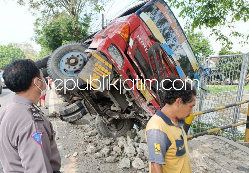 TERGULING - Sebuah truk kontainer terperosok dan terguling menimpa pipa Perusahaan Gas Negara (PGN)JL Bakalan Wringinpitu, Kecamatan Balongbendo, Sidoarjo, Rabu (01/06/2022).