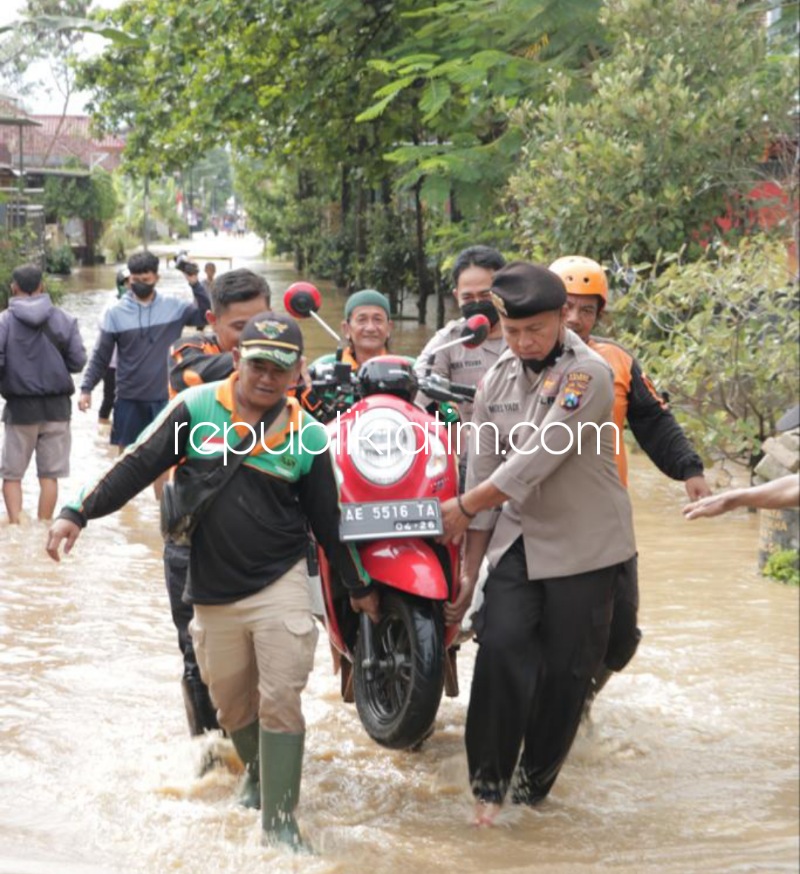 BANJIR - Kapolres Ponorogo AKBP Catur Cahyo Wibowo mengecek lokasi banjir sembari membagikan bantuan untuk warga yang terendam banjir di Ponorogo, Rabu (01/06/2022).