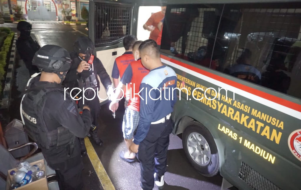 DIPINDAHKAN - Sebanyak sembilan napi beresiko tinggi diberangkatkan ke Lapas Pulau Nusakambangan digelar di Lapas I Madiun dipimpin langsung Kadiv Pemasyarakatan Teguh Wibowo, Selasa (31/05/2022) malam.