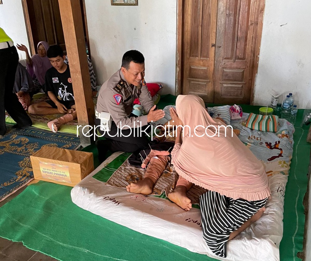 SANTUNAN - Anggota Satuan Lantas, Polres Ponorogo memberikan bantuan sosial kepada para korban dan keluarga Laka lantas di Bungkal dan Babadan, Rabu (01/06/2022).