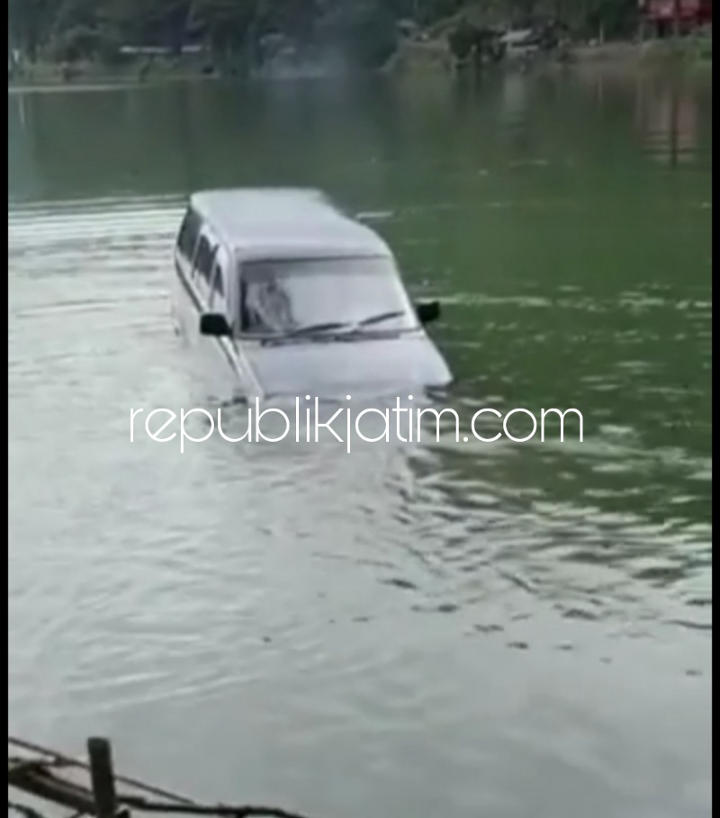 APES - Sebuah mobil Toyota Kijang bernopol AD 1140 GF yang dikemudikan Sarno (43) warga Dusun Gedangan, Desa Salam, Kecamatan Karangpandan, Kabupaten Karanganyar, Jateng terjun masuk Telaga Ngebel menghebohkan pengunjung, Jumat (03/06/2022). 
