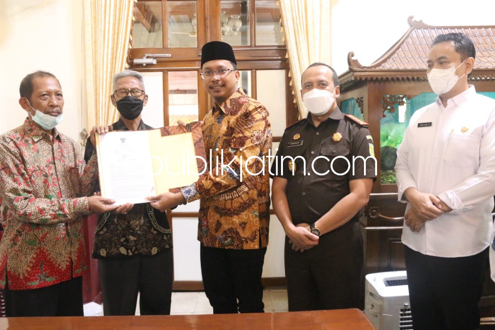 TANDA TANGAN - Bupati Sidoarjo, Ahmad Muhdlor Ali dan korban Lumpur Lapindo menandatangani Perjanjian Tukar Menukar Barang Milik Daerah (BMD) Tanah Eks TKD Kelurahan Juwet Kenongo, Kecamatan Porong, Sidoarjo di Pendopo Delta Wibawa, Jumat (03/06/2022).