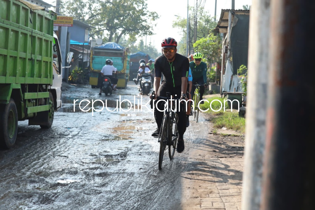 BETON - Bupati Sidoarjo Ahmad Muhdlor Ali bakal melanjutkan proyek betonisasi ruas JL Raya Betro - Kalanganyar, Kecamatan Sedati, Sidoarjo pada Juni - Juli 2022 mendatang saat sidak, Sabtu (04/06/2022).