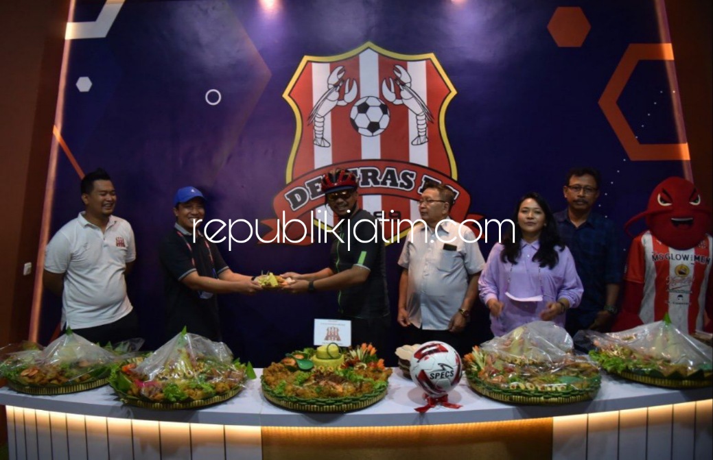 RESMIKAN - Bupati Sidoarjo Ahmad Muhdlor Ali meresmikan kantor manajemen Deltras FC di GOR Delta Sidoarjo, Sabtu (04/06/2022).