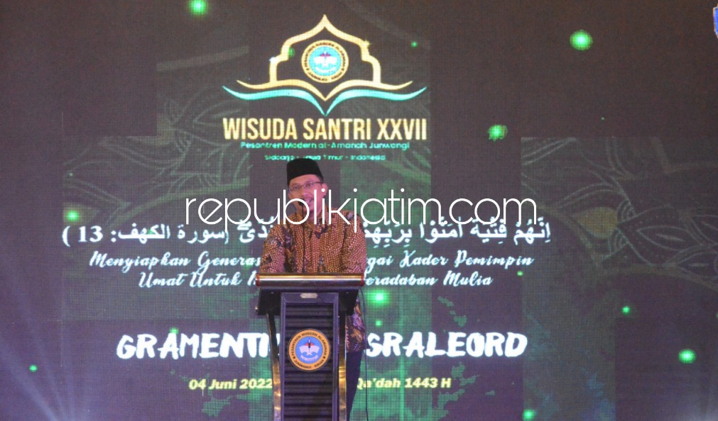 DORONG - Bupati Sidoarjo Ahmad Muhdlor Ali memotivasi para santri berperan di luar pondok dengan berkarya mewarnai kehidupan berbangsa dan bernegara saat Wisuda ke XXVII Pondok Pesantren Al Amanah Junwangi, Kecamatan Krian, Sidoarjo, Sabtu (04/06/2020).