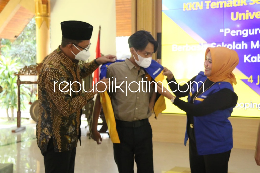 MELEPAS - Bupati Sidoarjo, Ahmad Muhdlor Ali dan Rektor Unitomo Dr Siti Marwiyah melepas 251 mahasiswa Unitomo yang melaksanakan Kuliah Kerja Nyata (KKN) Tematik di Pendopo Delta Wibawa, Minggu (05/06/2022).