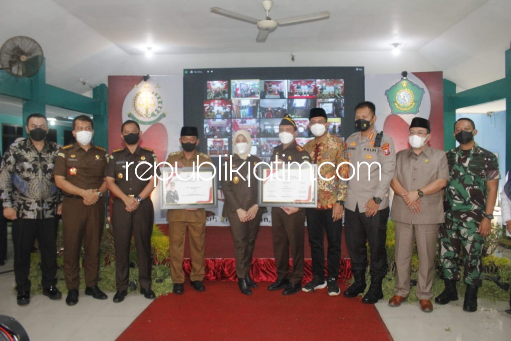 RESMIKAN - Kepala Kejaksaan Tinggi (Kejati) Jawa Timur (Jatim) Dr Mia Amiati bersama Bupati Sidoarjo Ahmad Muhdlor meresmikan 20 Rumah Restorative Justice di kantor Kelurahan Sidokumpul, Kecamatan/Kabupaten Sidoarjo, Senin (06/06/2022). 