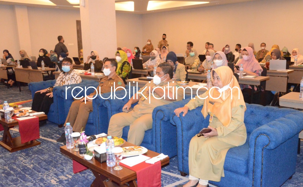 BUKA - Pj Sekda Sidoarjo, Andjar Surjadianto membuka Diklat Penyusunan Laporan Keuangan Berbasis Digital dengan menggunakan aplikasi digital di Hotel Luminor, Sidoarjo, Senin (06/06/2022). 