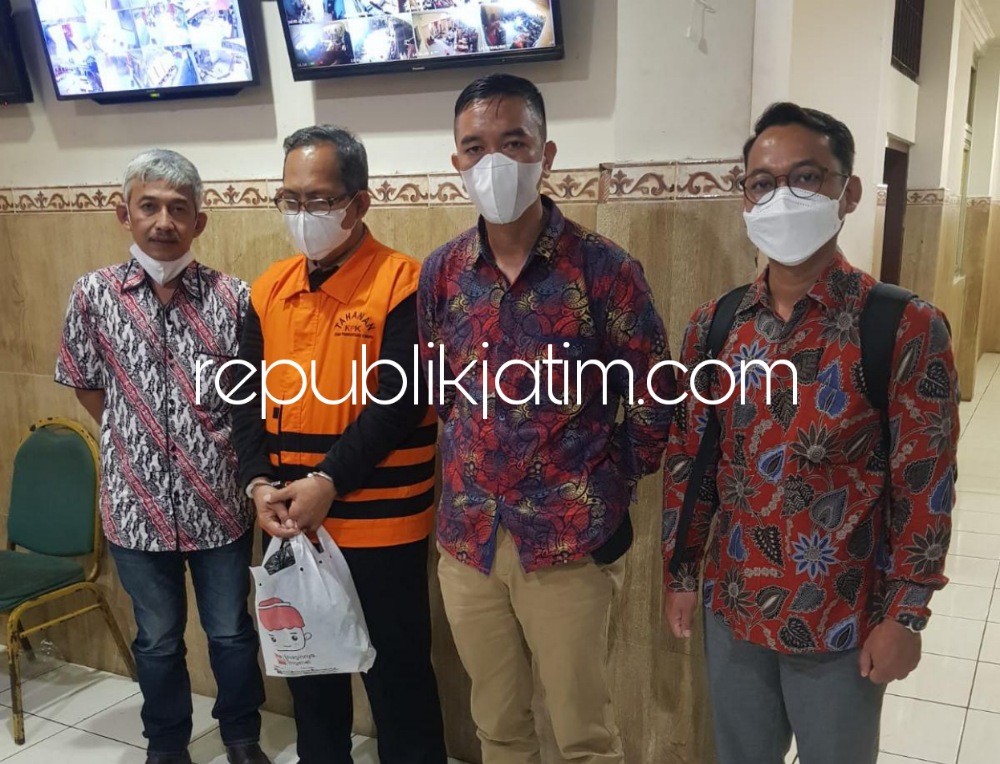 DITAHAN - Hakim Pengadilan Negeri (PN) Surabaya nonaktif, Itong Isnaeni Hidayat mulai ditahan di Rumah Tahanan (Rutan) Kelas I Surabaya di Medaeng, Kecamatan Waru, Sidoarjo, Selasa (07/06/2022).