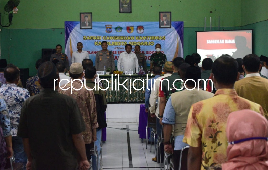 CANGKRUKAN - Kapolresta Sidoarjo Kombes Pol Kusumo Wahyu Bintoro saat Cangkrukan Kamtibmas menjelang Pilkades di Desa Suwaluh, Kecamatan Balongbendo, Sidoarjo, Rabu (08/05/2022) malam.