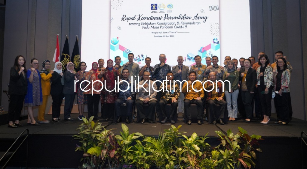 MENINGKAT - Kepala Kanwil Kemenkumham Jatim, Zaeroji saat membuka Rapat Koordinasi Perwakilan Negara Asing Wilayah Jawa Timur tentang Kebijakan Keimigrasian dan Kekonsuleran di masa pandemi Covid-19 di Double Tree Hotel, Surabaya, Kamis (09/06/2022).