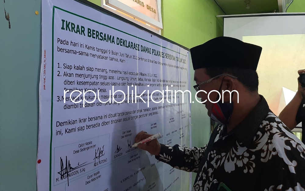 DAMAI - Hari terakhir Cangkrukan Kamtibmas menjelang Pemilihan Kepala Desa (Pilkades) Serentak 84 desa di Sidoarjo ditandai ikrar damai dalam mensukseskan Pilkades dari Cakades 13 desa di Kecamatan Krian, Kamis (09/06/2022).
