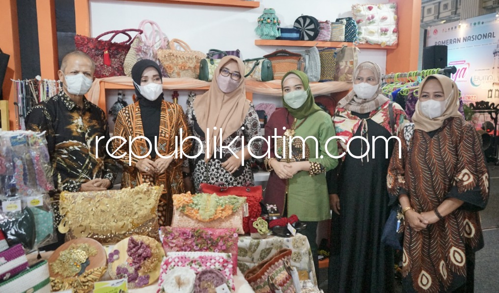 PAMERAN - Ketua Dekranasda Kabupaten Sidoarjo, Ny Sa'adah Ahmad Muhdlor berpartisipasi dalam Pameran Nasional Kriya Indonesia yang diselenggarakan di Jogya City Mall, Yogyakarta mulai 9 - 12 Juni 2022, Kamis (09/06/2022).