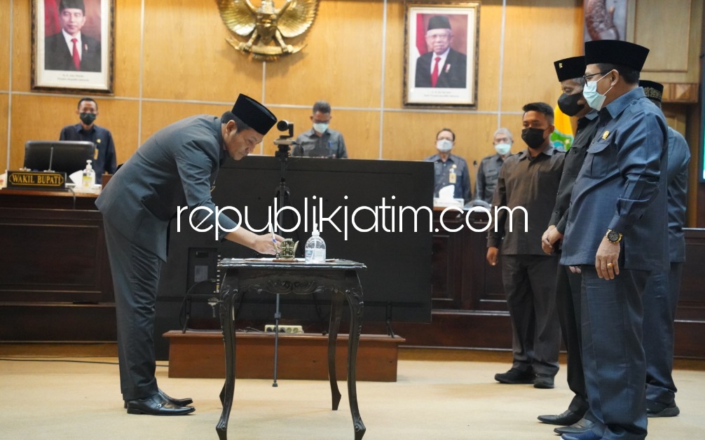 SAHKAN - Wakil Bupati Sidoarjo, Subandi dan para pimpinan DPRD Sidoarjo akhirnya menandatangani dan menyepakati hasil paripurna soal Barang Milik Daerah (BMD) yang sempat tertunda lama saat paripurna di DPRD Sidoarjo, Jumat (10/06/2022) petang.