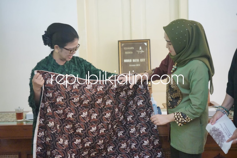 KUNJUNGAN - Ketua Dewan Kerajinan Nasional Daerah (Dekranasda) Kabupaten Sidoarjo, Ny Sa'adah Ahmad Muhdlor memimpin Kunjungan Kerja (Kunker) ke kantor Dekranasda Daerah Istimewa Yogyakarta (DIY), Jumat (10/06/2022).