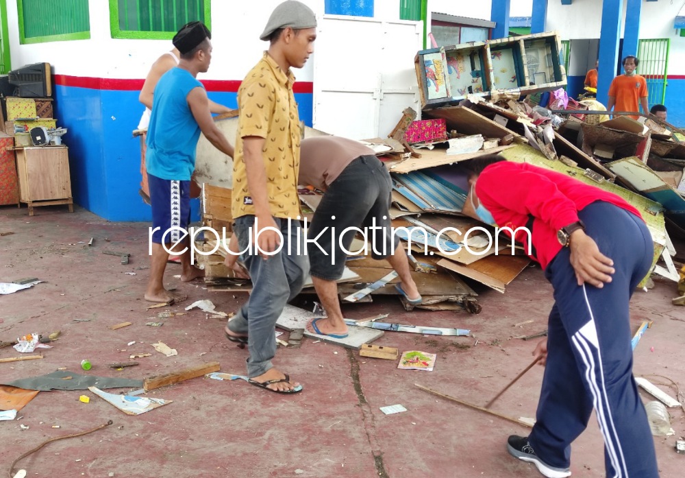 BERSIHKAN - Lapas Kelas I Surabaya di Desa Kebonagung, Kecamatan Porong, Sidoarjo melakukan bersih-bersih kamar hunian Warga Binaan Pemasyarakatan (WBP) terutama barang berpotensi menciptakan kebakaran, Senin (13/06/2022).