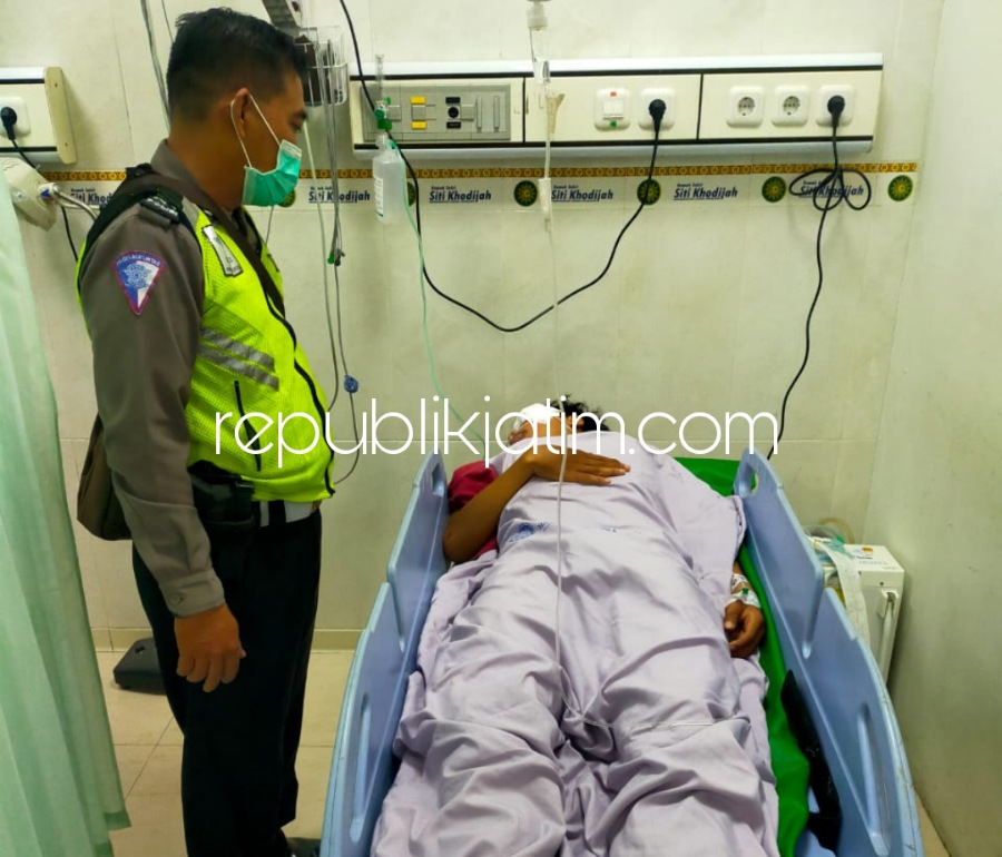 DIRAWAT - Pengendara motor Yamaha Mio Soul bernopol L 6607 CL Muhammad Angga Firdaus (20) warga Wonokromo, Surabaya dirawat di rumah sakit dan kondisi motor ringsek usai menabrak Forklift di JL Raya Ketegan, Kecamatan Taman, Sidoarjo, Selasa (14/06/2022).