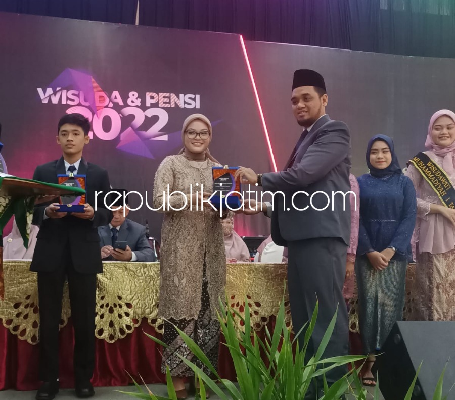 WISUDA - Sebanyak 292 siswa-siswi SMA Muhammadiyah 1 Taman (Smamita) Sidoarjo mengikuti prosesi Pelepasan Siswa-Siswi Kelas Akhir Tahun Ajaran 2021-2022 di Gedung Graha Adi Surabaya, Rabu (15/06/2022).