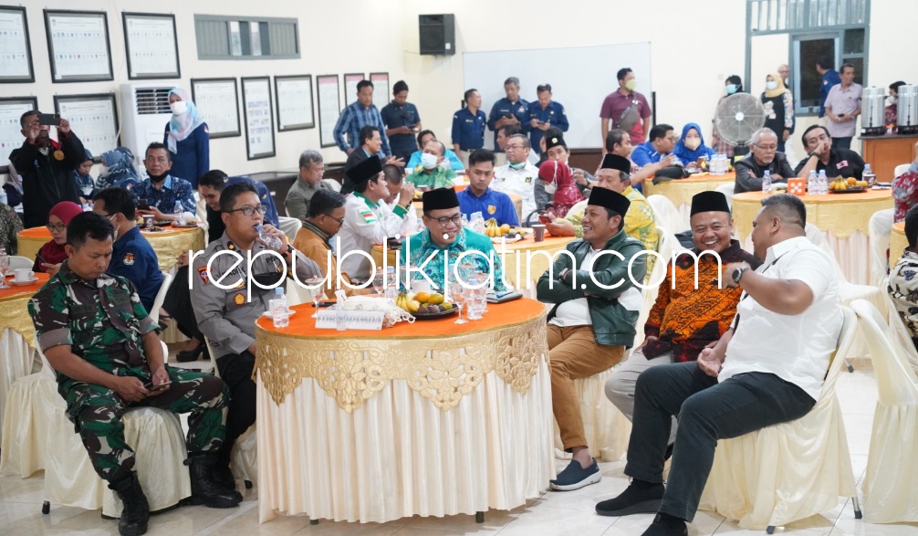 DARING - Ketua KPU Sidoarjo, M Iskak dan sejumlah stakeholder tampak mengikuti peluncuran tahapan pemilu 2024 secara daring di hall lantai 2 KPU Sidoarjo, Selasa (15/06/2022) malam.