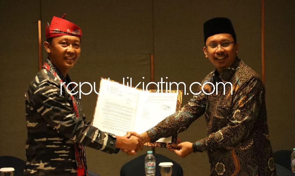 PERSETUJUAN - Asisten Logistik Laksamana Muda TNI Puguh Santoso menyerahkan surat persetujuan pemanfaatan lahan kepada Bupati Sidoarjo, Ahmad Muhdlor Ali di Hotel Swiss Bell In Juanda, Kamis (16/06/2022).
