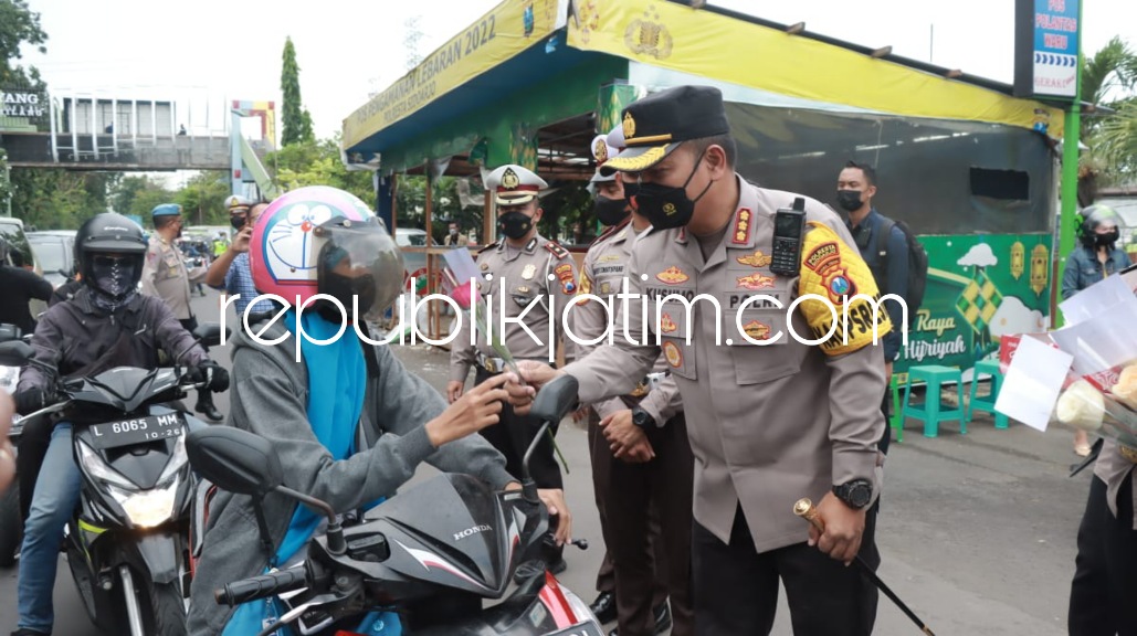 BAGI - Kapolresta Sidoarjo, Kombes Pol Kusumo Wahyu Bintoro membagikan coklat dan bunga kepada pengendara yang taat peraturan saat Operasi Patuh Semeru di Pos Lantas Waru, Kamis (16/06/2022).