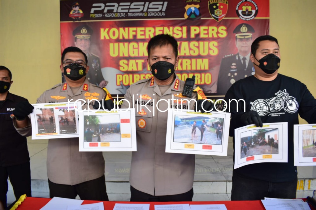 UNGKAP - Kapolresta Sidoarjo Kombes Pol Kusumo Wahyu Bintoro bersama Unit PPA Satuan Reskrim Polresta Sidoarjo mengungkap kasus perundungan dengan pelaku para pelajar, Sabtu (18/06/2022).