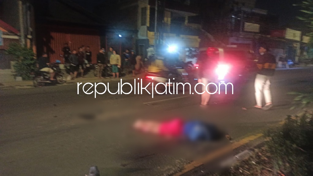 TEWAS - Pengendara becak motor bernopol W 6017 PN, Abu Hasan Asari (56) warga Desa Boro, Kecamatan Tanggulangin tewas usai ditabrak motor Honda CB di JL Raya Sidoarjo - Porong di putaran Desa Kludan, Tanggulangin, Sidoarjo, Minggu (19/06/2022) dini hari.