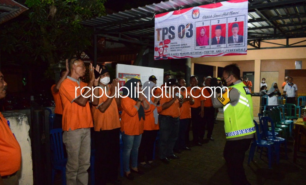 PATROLI - Kapolresta Sidoarjo beserta pejabat utama Polresta Sidoarjo berpatroli ke pelosok desa di wilayah perbatasan untuk memastikan situasi Kamtibmas malam menjelang pemungutan suara Pilkades Serentak aman dan kondusif, Sabtu (18/06/2022) malam.