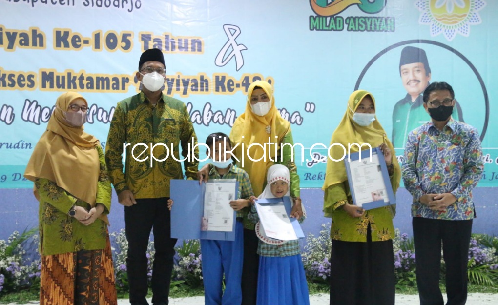 AJAK - Bupati Sidoarjo Ahmad Muhdlor Ali (Gus Muhdlor) mengajak Aisyiyah Sidoarjo agar melek digital dalam Milad Aisyiyah ke 105 dan Muktamar ke 48 Muhammadiyah Sidoarjo di Auditorium KH AR Fachrudin SMA Muhammadiyah 2 Sidoarjo, Minggu (19/06/2022). 