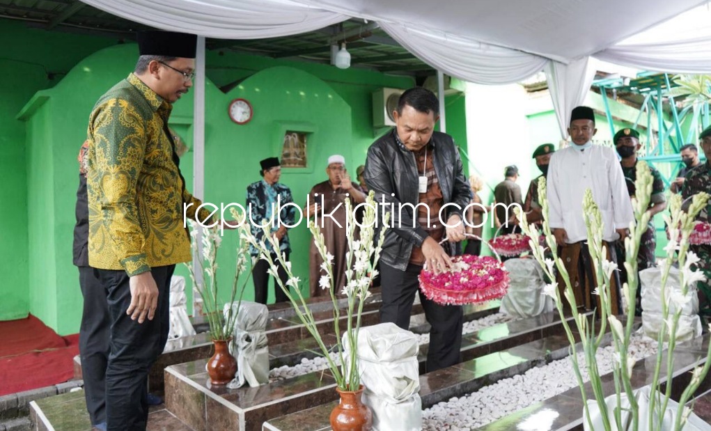 IZIN - KASAD Jenderal TNI Dudung Abdurachman didampingi Bupati Sidoarjo Ahmad Muhdlor Ali berziarah ke Komplek makam Kiai Sepuh Pondok Pesantren Sono, Desa Sidokerto, Kecamatan Buduran yang bakal segera direnovasi Pemkab Sidoarjo, Minggu (19/06/2022).