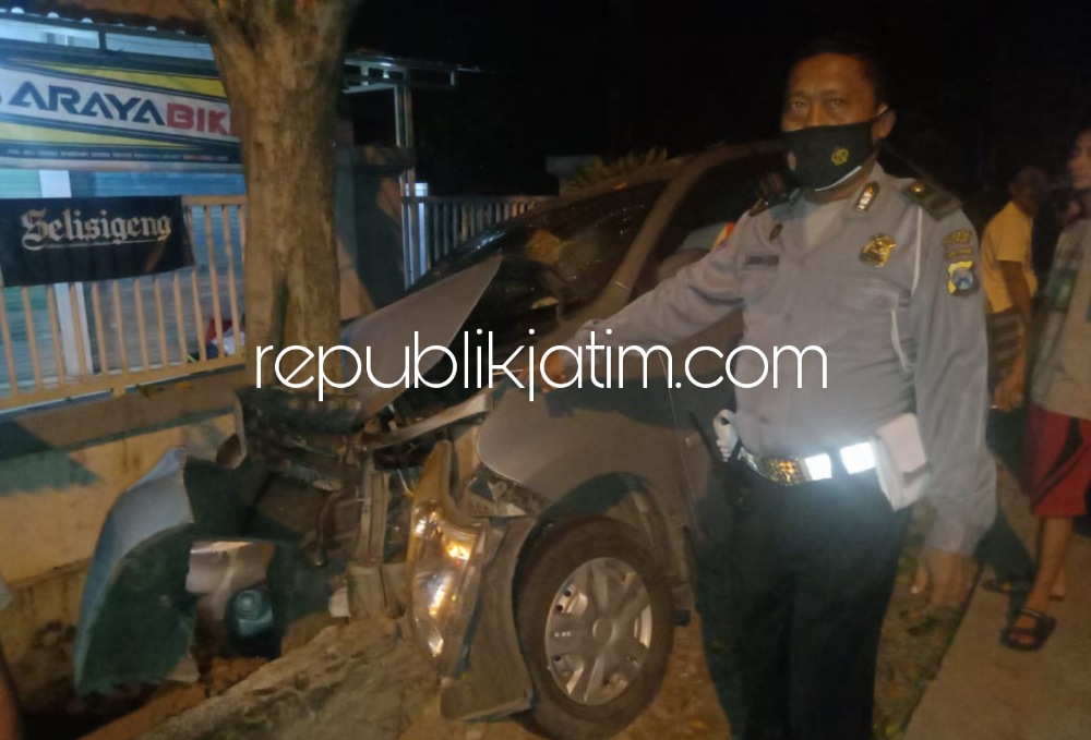 RINGSEK - Mobil Daihatsu Xenia bernopol W 1063 ZE yang dikemudikan Eko Suprastiyo (51) warga Kemiri Selatan, Desa Kepuh Kemiri, Kecamatan Tulangan ringsek menabrak pohon di JL Raya Desa Wilayut, Kecamatan Sukodono, Sidoarjo, Senin (20/06/2022) malam.